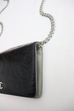 Lade das Bild in den Galerie-Viewer, Chanel embossed camellia bifold vintage wallet

