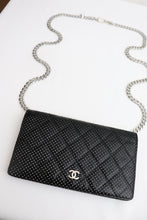 Lade das Bild in den Galerie-Viewer, Vintage Chanel lambskin perforated yen wallet
