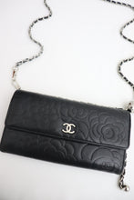 Lade das Bild in den Galerie-Viewer, Chanel camellia lambskin wallet
