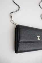 Lade das Bild in den Galerie-Viewer, Chanel camellia lambskin wallet
