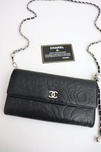Lade das Bild in den Galerie-Viewer, Chanel camellia lambskin wallet
