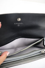 Lade das Bild in den Galerie-Viewer, Chanel camellia lambskin wallet
