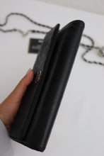 Lade das Bild in den Galerie-Viewer, Chanel camellia lambskin wallet
