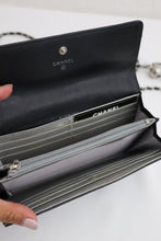 Lade das Bild in den Galerie-Viewer, Chanel camellia lambskin wallet
