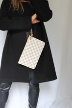 Lade das Bild in den Galerie-Viewer, LOUIS VUITTON Damier Azur Neverfull Pouch
