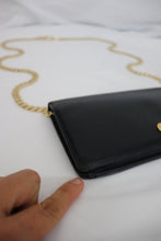Lade das Bild in den Galerie-Viewer, Chanel wallet with golden button
