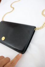 Lade das Bild in den Galerie-Viewer, Chanel wallet with golden button
