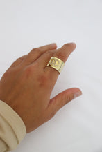 Lade das Bild in den Galerie-Viewer, Chanel vintage gold tone ring with small crystals
