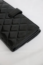 Lade das Bild in den Galerie-Viewer, Chanel black bifold wallet
