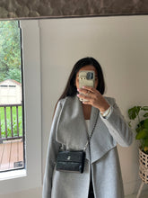 Lade das Bild in den Galerie-Viewer, Chanel camellia lambskin wallet
