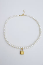 Lade das Bild in den Galerie-Viewer, Louis Vuitton mini lock with freshwater pearls
