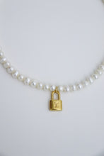 Lade das Bild in den Galerie-Viewer, Louis Vuitton mini lock with freshwater pearls
