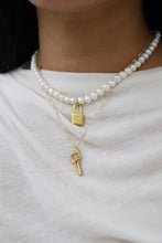 Lade das Bild in den Galerie-Viewer, Louis Vuitton mini lock with freshwater pearls

