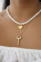 Lade das Bild in den Galerie-Viewer, Louis Vuitton key logo
