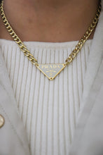 Lade das Bild in den Galerie-Viewer, Rare Prada white necklace
