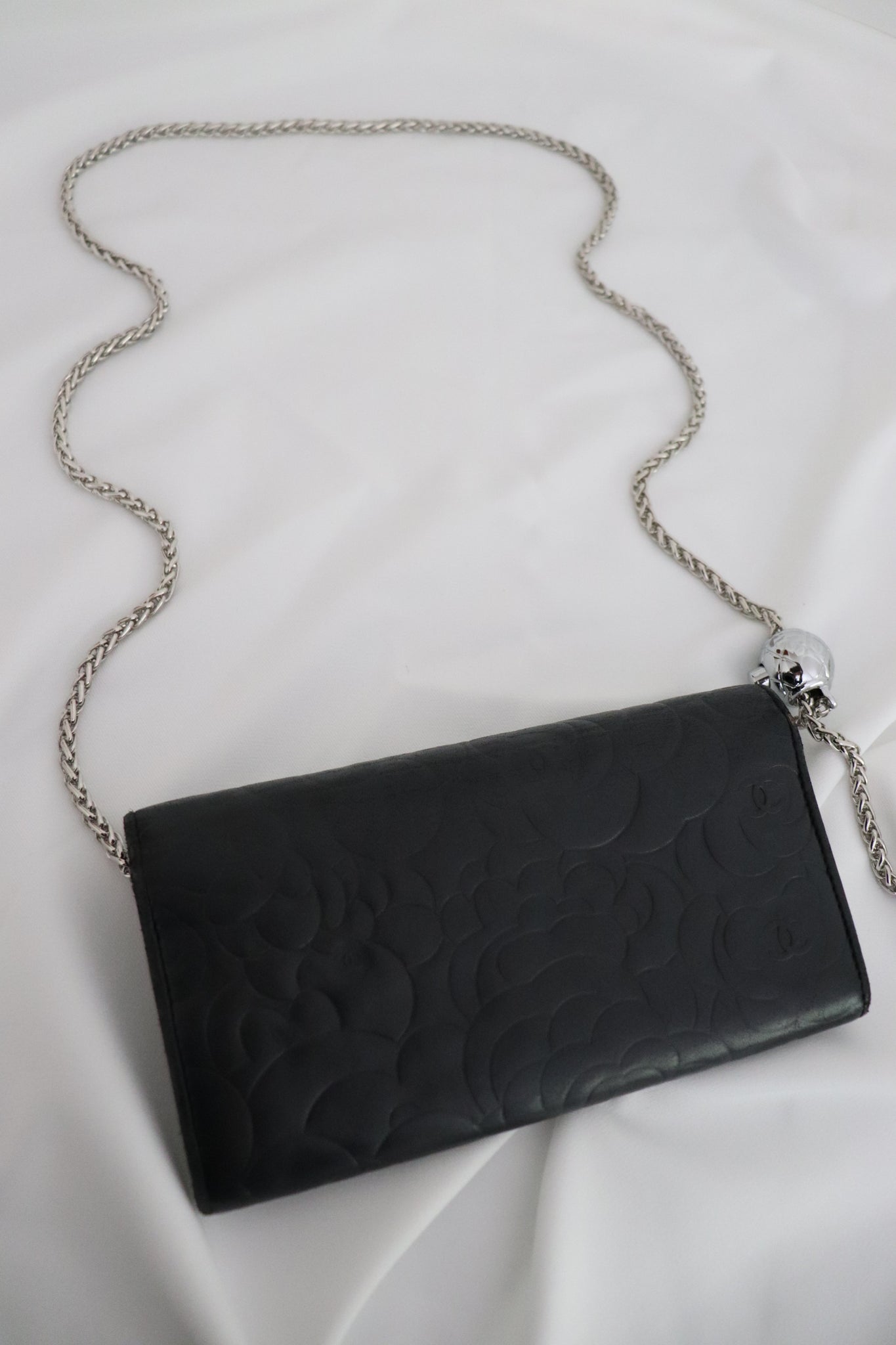 Chanel Camellia Wallet On Chain (SHG-5X0v3l) – LuxeDH