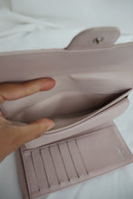 Lade das Bild in den Galerie-Viewer, Chanel quilted classic flap wallet -light pink
