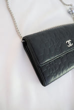 Lade das Bild in den Galerie-Viewer, Chanel embossed camellia wallet
