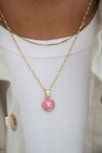 Lade das Bild in den Galerie-Viewer, Louis Vuitton logo in pink
