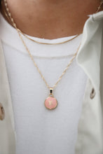 Lade das Bild in den Galerie-Viewer, LV logo in light coral
