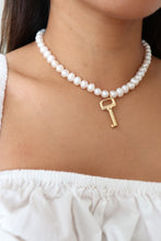 Lade das Bild in den Galerie-Viewer, Louis Vuitton key with freshwater pearls
