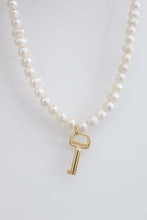 Lade das Bild in den Galerie-Viewer, Louis Vuitton key with freshwater pearls
