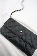 Lade das Bild in den Galerie-Viewer, Chanel lambskin quilted flap wallet
