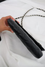 Lade das Bild in den Galerie-Viewer, Chanel lambskin quilted flap wallet
