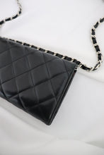 Lade das Bild in den Galerie-Viewer, Chanel lambskin quilted flap wallet
