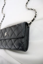 Lade das Bild in den Galerie-Viewer, Chanel lambskin quilted flap wallet
