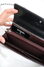 Lade das Bild in den Galerie-Viewer, Chanel lambskin quilted flap wallet
