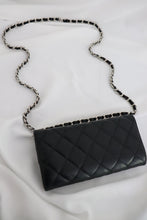 Lade das Bild in den Galerie-Viewer, Chanel lambskin quilted flap wallet
