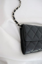 Lade das Bild in den Galerie-Viewer, Chanel lambskin quilted flap wallet
