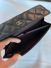 Lade das Bild in den Galerie-Viewer, Chanel lambskin quilted flap wallet
