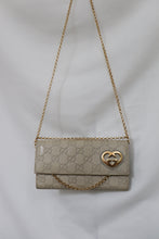 Lade das Bild in den Galerie-Viewer, Gucci GG lovely heart continental wallet
