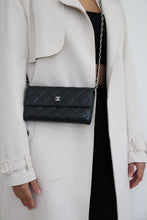 Lade das Bild in den Galerie-Viewer, Chanel lambskin quilted flap wallet
