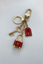 Lade das Bild in den Galerie-Viewer, Louis Vuitton red arch (medium)
