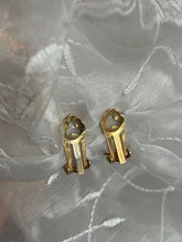 Lade das Bild in den Galerie-Viewer, Dior golden pendant
