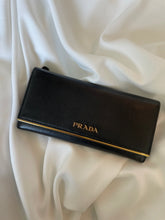 Lade das Bild in den Galerie-Viewer, Black Prada leather continental wallet
