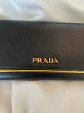 Lade das Bild in den Galerie-Viewer, Black Prada leather continental wallet
