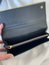 Lade das Bild in den Galerie-Viewer, Black Prada leather continental wallet
