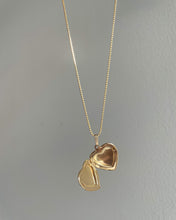 Load image into Gallery viewer, Locket necklace
