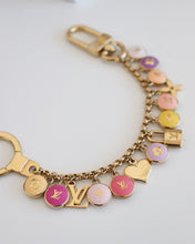 Lade das Bild in den Galerie-Viewer, LV logo in light coral
