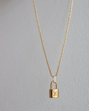 Lade das Bild in den Galerie-Viewer, Louis Vuitton mini lock
