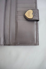 Lade das Bild in den Galerie-Viewer, Gucci guccissima golden heart leather wallet
