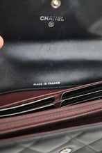 Lade das Bild in den Galerie-Viewer, Chanel lambskin quilted flap wallet
