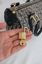 Lade das Bild in den Galerie-Viewer, Dior Boston with lock

